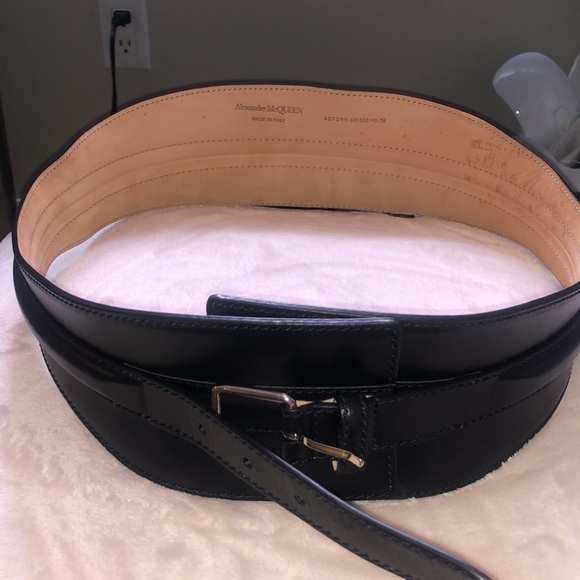 Sold Alexander McQueen belt, unfortunately too big on me now. - Picture 4 of 5